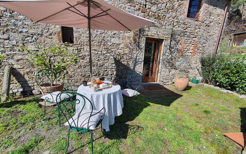 Il Cantuccio: Plante, Ejendom, Bord, Møbel, Stol, Bygning, Bordservice, Udendørs Bord, Dug, Indretning