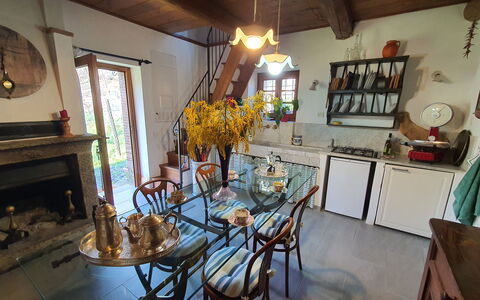 Il Cantuccio: Møbel, Bord, Billedramme, Stol, Indretning, Træ, Køkken, Etage, Hus, Cabinetry