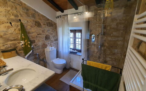 Il Cantuccio: Spejl, Tap, Sanitærarmatur, Håndvask, Badeværelse, Træ, Purple, Indretning, Arkitektur, Etage