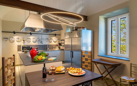 Sunset Sea View, Baratti, Populonia, Wifi, Ac: Bord, Møbel, Ejendom, Vindue, Bordservice, Cabinetry, Bygning, Stol, Indretning, Mad