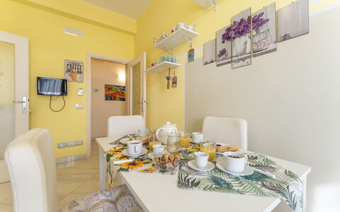 Leandro's House Near Thermal Baths: Ejendom, Azure, Bord, Bygning, Belysning, Indretning, Gul, Bordservice, Etage, Billedramme