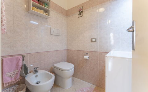 Leandro's House Near Thermal Baths: Sanitærarmatur, Bygning, Badeværelsesvask, Badeværelse, Purple, Indretning, Arkitektur, Etage, Toilet