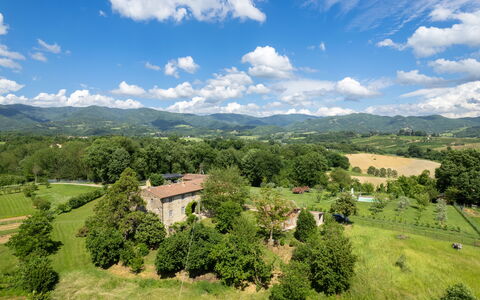 Casa Mirandola: Sky, Himmel, Plante, Ejendom, Grøn, Bjerg, Træ, Naturlige Landskab, Vegetationen, Land Lot