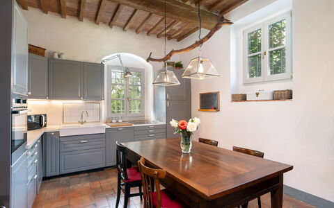 Casa Mirandola: Bord, Møbel, Cabinetry, Ejendom, Vindue, Countertop, Træ, Indretning, Belysning, Stol