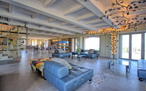 Villa Campana: Ejendom, Bygning, Couch, Indretning, Belysning, Arkitektur, Vindue, Etage, Studio Couch, Gulvbelægning