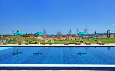 Villa Campana: Vand, Himmel, Vandressourcer, Plante, Svømmepøl, Azure, Naturlige Landskab, Træ, Coastal Og Oceaniske Landskabsformer, Fritid