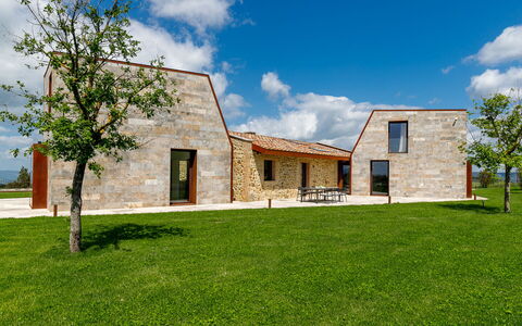 Villa Velari In Volterra With Private Pool, Ac: Sky, Himmel, Plante, Bygning, Vindue, Naturlige Landskab, Træ, Land Lot, Hus, Græs