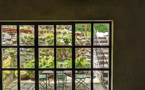 Mulino Morandi: Bygning, Vindue, Træ, Skygge, Arkitektur, Indretning, Væg, Glas, Toner Og Skygger