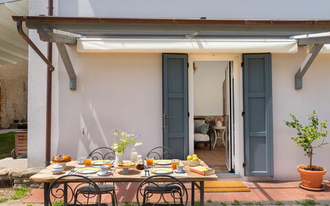 Villa Dei Tigli: Plante, Bord, Ejendom, Bygning, Møbel, Blomsterkrukke, Træ, Indretning, Skygge, Udendørs Bord