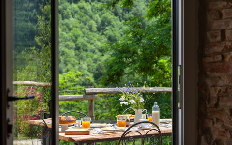 Villa Dei Tigli: Ejendom, Bord, Plante, Vindue, Blad, Stol, Skygge, Træ, Bygning, Udendørs Møbler