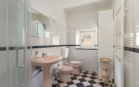 Villa Dei Tigli: Spejl, Sanitærarmatur, Håndvask, Tap, Ejendom, Badeværelsesvask, Bygning, Badeværelse, Purple, Indretning