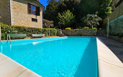 La Piccola Rocca: Vand, Plante, Ejendom, Svømmepøl, Vindue, Azure, Bygning, Skygge, Belysning, Træ