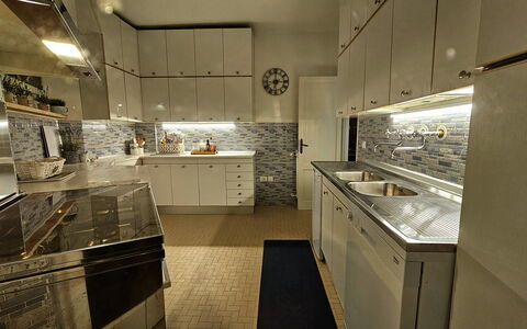 La Piccola Rocca: Cabinetry, Countertop, Ejendom, Håndvask, Komfur, Køkken, Træ, Skuffe, Indretning, Arkitektur