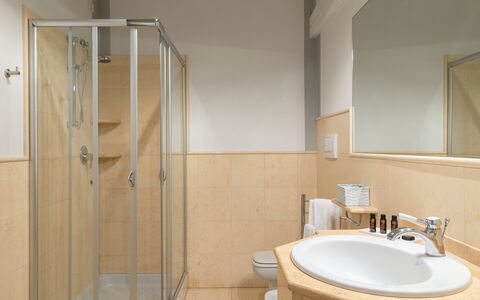 Appartamento Reale: Spejl, Tap, Ejendom, Håndvask, Badeværelsesvask, Sanitærarmatur, Badeværelse, Træ, Bygning, Indretning