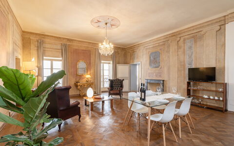 Appartamento Reale: Møbel, Bord, Plante, Couch, Træ, Bygning, Stol, Vindue, Indretning, Billedramme