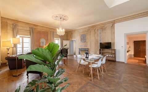 Appartamento Reale: Møbel, Plante, Bord, Bygning, Stueplante, Vindue, Billedramme, Træ, Indretning, Couch