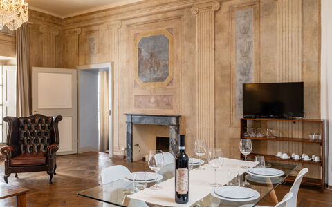 Appartamento Reale: Bord, Ejendom, Møbel, Stol, Træ, Indretning, Belysning, Bygning, Køkken, Stue