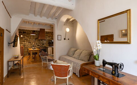 La Piccina: Bord, Møbel, Billedramme, Spejl, Ejendom, Couch, Træ, Stue, Komfort, Indretning