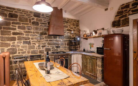 La Piccina: Cabinetry, Møbel, Ejendom, Countertop, Bord, Træ, Køkken, Belysning, Køkken Apparat, Indretning