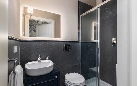 Torretta Penthouse Luxury Apartment In Florence By: Badeværelse, Sanitærarmatur, Badeværelsesvask, Håndvask, Indretning, Gulvbelægning, Etage, Tap, Toilet, Spejl