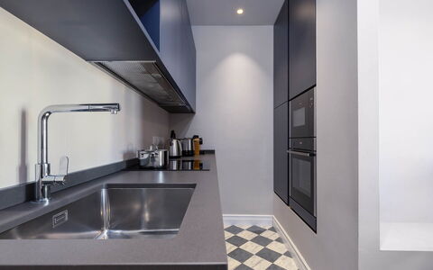 Torretta Penthouse Luxury Apartment In Florence By: Køkken, Countertop, Køkken Apparat, Indretning, Større Bandage, Cabinetry, Komfur, Gulvbelægning, Håndvask, Husholdningsapparat