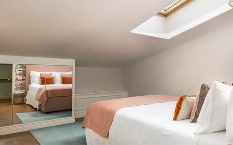 Torretta Penthouse Luxury Apartment In Florence By: Indretning, Væg, Møbel, Træ, Soveværelse, Loft, Seng, Etage, Gulvbelægning, Belysning