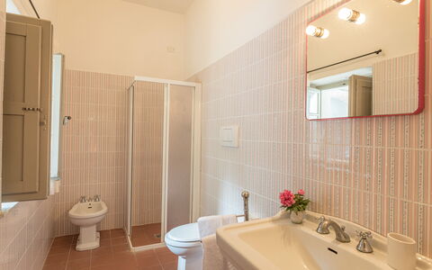 Villa D'elsa: Spejl, Ejendom, Sanitærarmatur, Badekar, Tap, Plante, Håndvask, Purple, Badeværelse