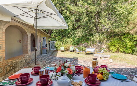 Villa D'elsa: Bordservice, Bord, Plante, Mad, Møbel, Plade, Stol, Tallerkner, Vindue, Bygning