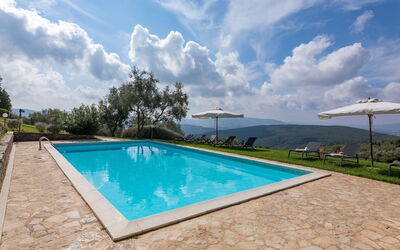 Villa D'elsa: Vand, Sky, Himmel, Plante, Daytime, Ejendom, Svømmepøl, Natur, Azure, Rektangel