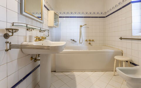 Villa Montegattoli, Pool, Landscape, Wifi, Ac: Tap, Sanitærarmatur, Spejl, Håndvask, Badekar, Badeværelsesvask, Badeværelse, Purple, Arkitektur