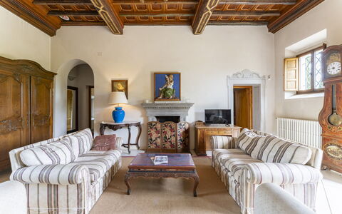 Villa Montegattoli, Pool, Landscape, Wifi, Ac: Billedramme, Møbel, Bord, Couch, Azure, Træ, Indretning, Stue, Etage, Bygning