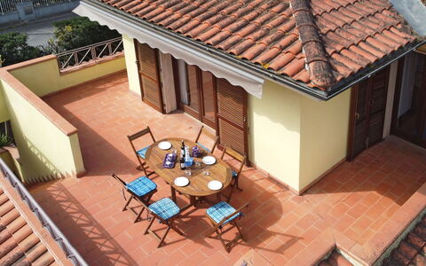 Sara: Bygning, Ejendom, Vindue, Træ, Etage, Hus, Stol, Udendørs Møbler, Gulvbelægning, Boligområde