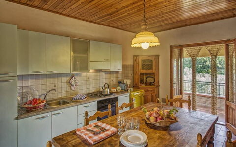 Leccino: Ejendom, Cabinetry, Bord, Countertop, Køkken, Håndvask, Indretning, Træ, Belysning, Vindue