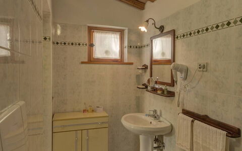 Leccino: Tap, Sanitærarmatur, Ejendom, Håndvask, Spejl, Bygning, Indretning, Badeværelsesvask, Belysning, Badeværelse