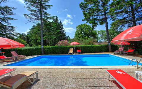 Leccino: Vand, Plante, Sky, Himmel, Ejendom, Svømmepøl, Paraply, Azure, Skygge, Træ