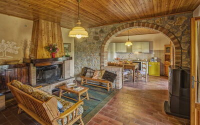 Leccino 1: Møbel, Ejendom, Stol, Træ, Indretning, Couch, Stue, Etage, Gulvbelægning, Billedramme