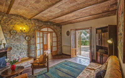 Leccino 2: Møbel, Bord, Bygning, Billedramme, Træ, Belysning, Indretning, Couch, Stol, Stue