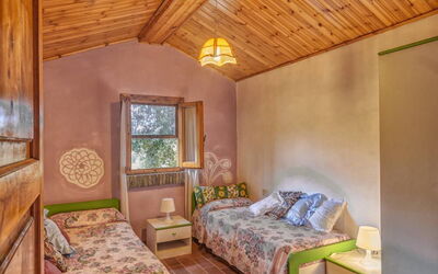 Leccino 4: Ejendom, Møbel, Bygning, Billedramme, Komfort, Couch, Vindue, Bord, Træ, Stue