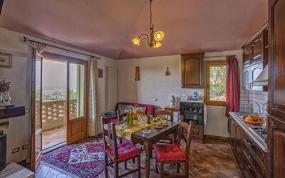 Leccino 5: Ejendom, Møbel, Bord, Billedramme, Cabinetry, Stol, Vindue, Træ, Indretning, Skuffe