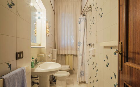 Orchidea: Spejl, Sanitærarmatur, Håndvask, Tap, Badeværelsesvask, Badeværelse, Arkitektur, Indretning, Bygning, Etage