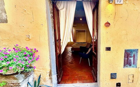 Vicolo Della Scala Rooms: Bygning, Plante, Vindue, Azure, Dør, Træ, Hus, Maling, Stueplante, Line