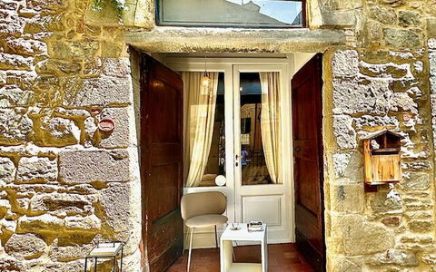 Vicolo Della Scala Rooms: Vindue, Bygning, Dør, Træ, Mursten, Plante, Stol, Hus, Gardin, Facade