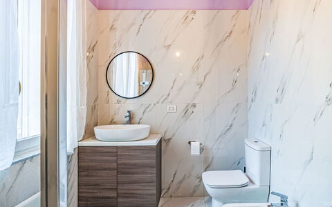 Moneglia 160: Badeværelse, Gulvbelægning, Sanitærarmatur, Indretning, Væg, Etage, Toiletbræt, Toilet, Håndvask, Badeværelsesvask