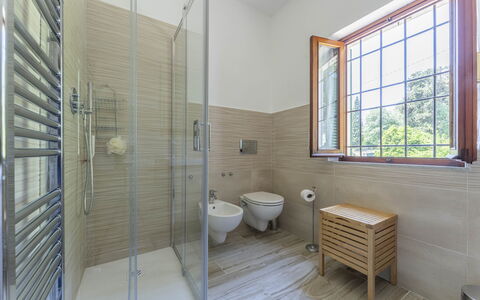 Camaiore House With Pool, La Casa Dei Ricci: Ejendom, Møbel, Bygning, Sanitærarmatur, Vindue, Komfort, Træ, Badeværelse, Indretning