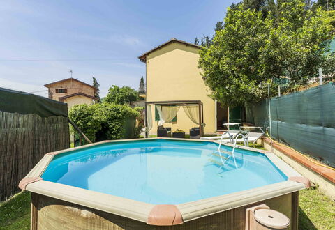 Camaiore House With Pool, La Casa Dei Ricci: Vand, Ejendom, Himmel, Plante, Svømmepøl, Azure, Træ, Skygge, Bygning, Fritid