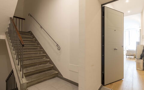 Atelier la Scala: Bygning, Træ, Hus, Gulvbelægning, Trappe, Hal, Ejendom, Dør, Hårdttræ