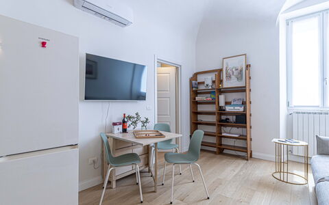 Atelier la Scala: Møbel, Ejendom, Bord, Stol, Træ, Indretning, Bygning, Stue, Etage, Hylde