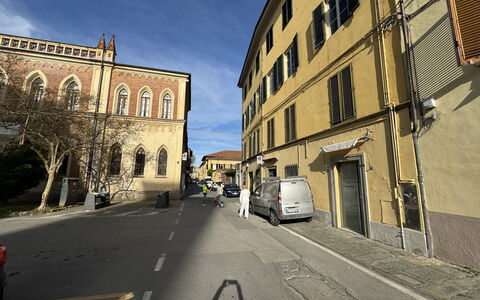 Piazza S. Romano: Vindue, Bygning, Sky, Bil, Køretøj, Himmel, Vejbelægning, Asfalt, Hus, Boligområde