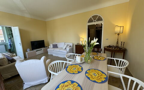 Piazza S. Romano: Bord, Møbel, Ejendom, Dekoration, Stol, Belysning, Textile, Indretning, Arkitektur, Plante