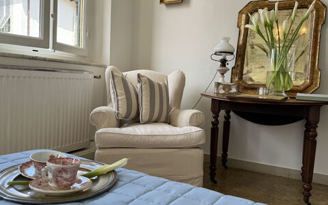 Piazza S. Romano: Møbel, Ejendom, Bord, Vindue, Komfort, Træ, Textile, Billedramme, Bordservice, Stol